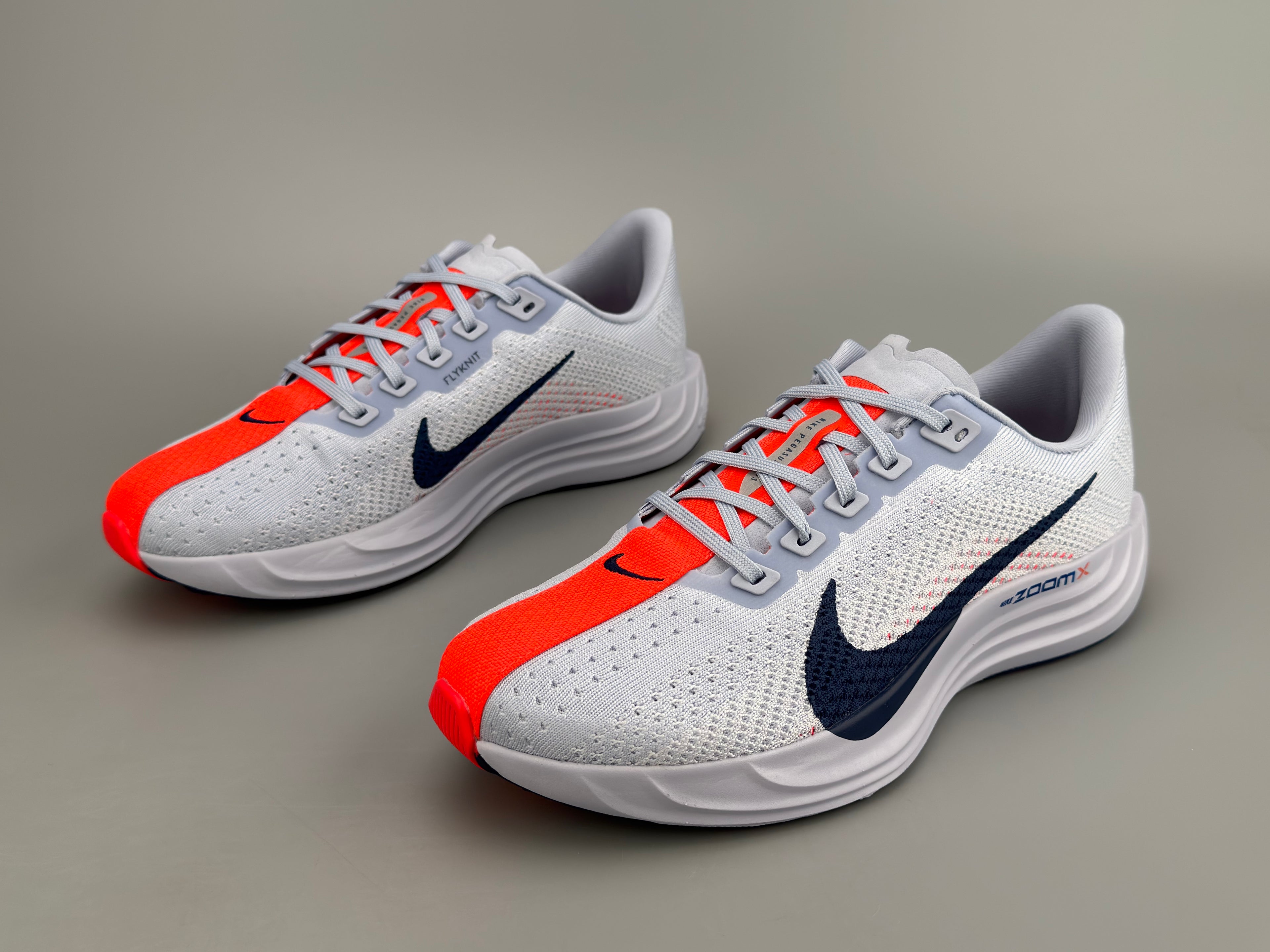 Tênis Nike Pegasus Plus - Cinza e Laranja